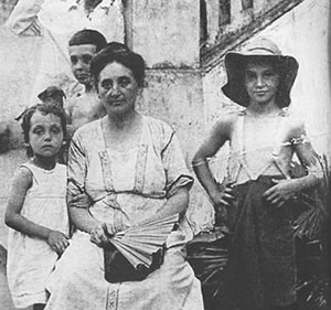 Duras avec sa mère et ses deux frères