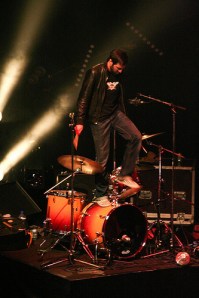 Batteur Midnight Juggernauts marche sur sa batterie fin du Live